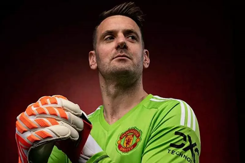 تقرير حصري: مانشستر يونايتد يبدأ مفاوضات تجديد عقد هيتون