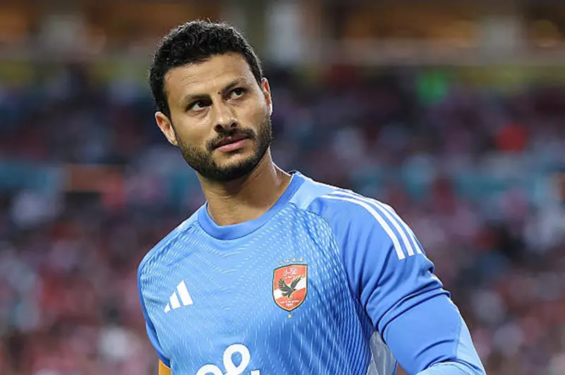 وفاة والد الشناوي حارس الأهلي في حادث مأساوي بطريق الواحات