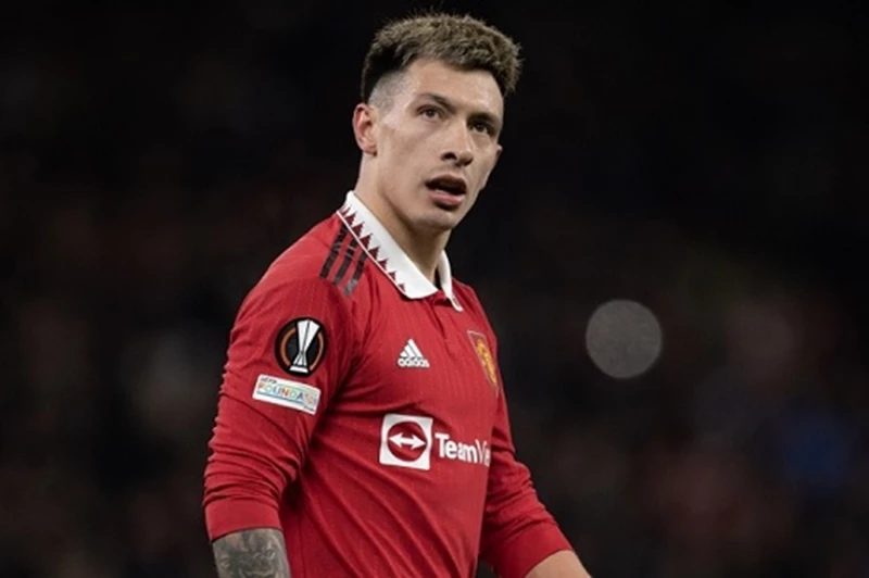 بعد غياب 8 أشهر.. ليساندرو مارتينيز ينتظم في تدريبات مانشستر يونايتد